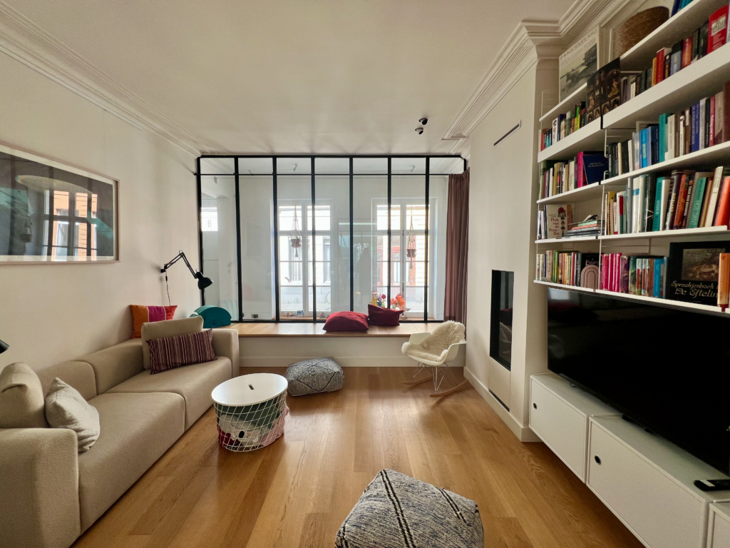 herenhuis met zitbank en goed gekozen tv meubel die bijdraagt aan de gezelligheid van de ruimte